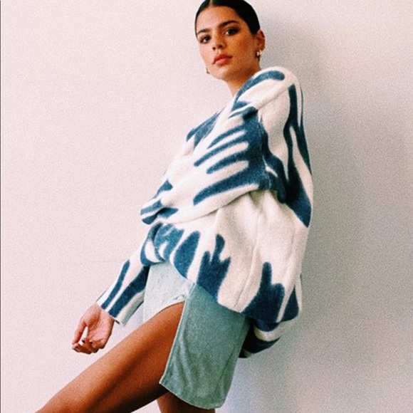 SOLD ❗️Verge Girl Along the Sidewalk in Navy - Picture 3 of 4